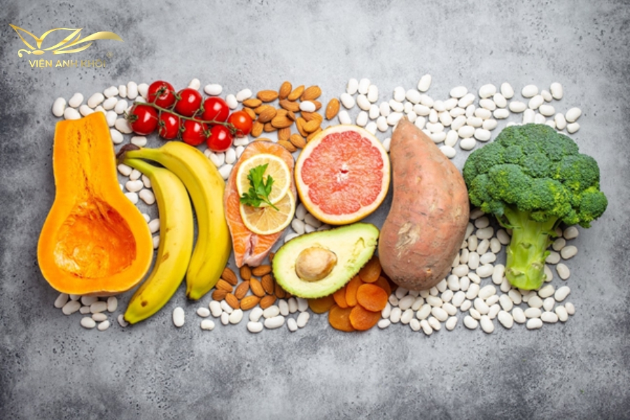 Hãy thực hiện ăn uống khoa học như ăn nhiều trái cây, rau xanh, bổ sung thực phẩm giàu protein và collagen nhằm đẩy nhanh quá trình sản sinh collagen mới.