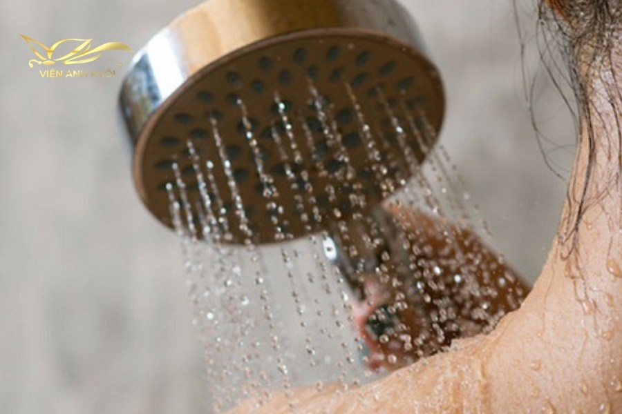 Không nên tắm nước nóng trong vòng 3 ngày đầu sau triệt lông.