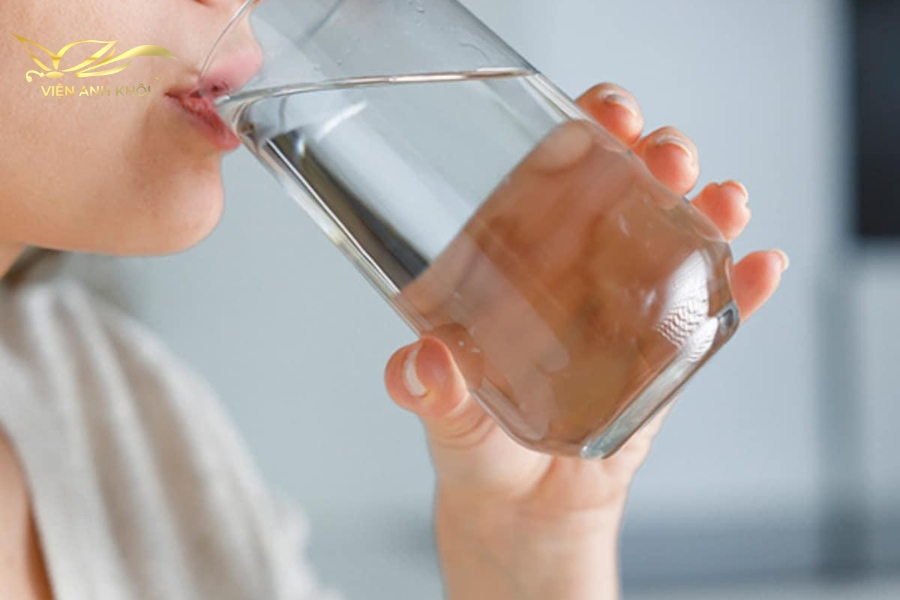 Uống nhiều nước sau phun môi giúp môi đủ ẩm