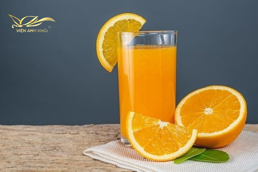Nên ăn nhiều trái cây và uống nhiều nước, nước trái cây chứa vitamin C