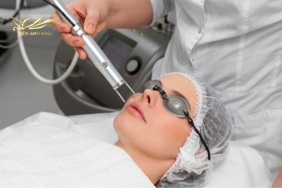 Điều trị da bằng công nghệ Laser Fractional CO2 là một phương pháp hiện đại và không cần phẫu thuật để giảm thiểu mụn, nám tàn nhang, sẹo rỗ. 