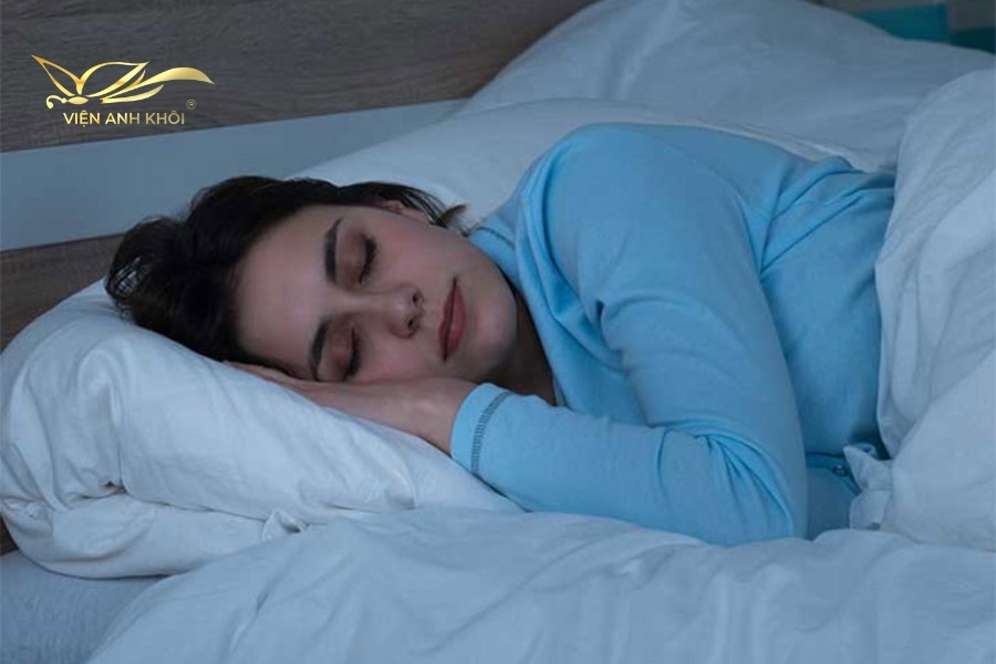 Đi ngủ sớm để cơ thể tránh mệt mỏi và mất nước.