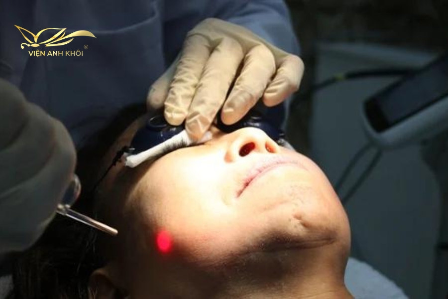 Phụ nữ ngoài 30 tuổi rất ưa chuộng dịch vụ điều trị da bằng laser.