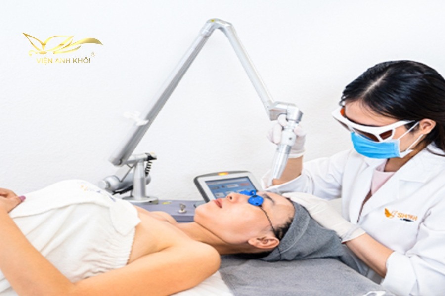  Phương pháp này sử dụng những tia laser siêu mảnh tác động đến bề mặt da để loại bỏ mụn thịt, kích thích lớp biểu bì tái sinh mà không tạo nên sẹo trên da.