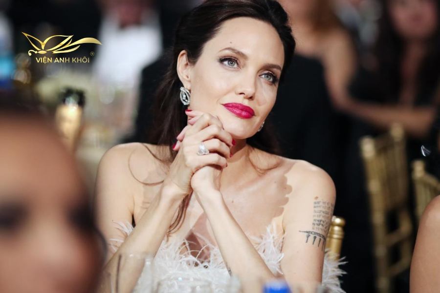 Angelina Jolie sở hữu khuôn mặt vuông với những đường nét mạnh mẽ, góc cạnh