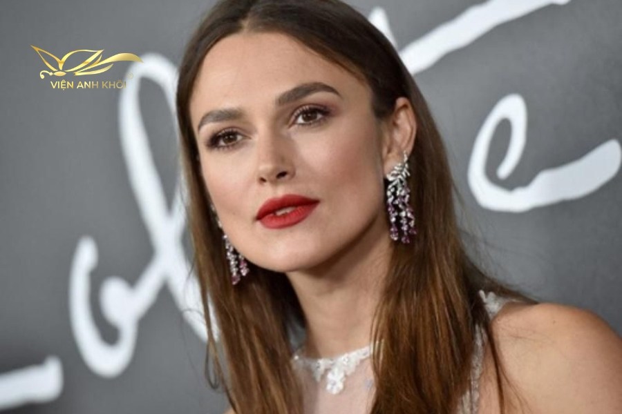 Keira Knightley là một nghệ sĩ nổi tiếng sở hữu gương mặt chữ điền góc cạnh