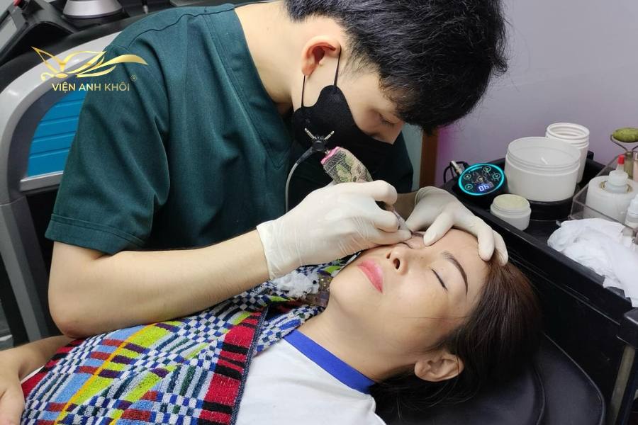 điêu khắc chân mày mới trở nên đắt khách, giúp các chị em đỡ tốn thời gian makeup mỗi khi ra đường.