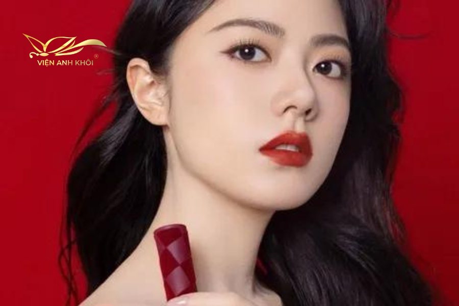 Phun môi màu đỏ ruby thích hợp cho các cô nàng từ 25 tuổi trở lên